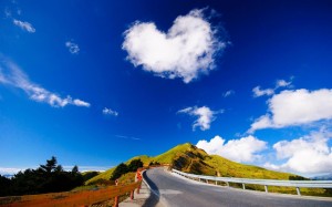 1366x768-nube-de-corazon-amor