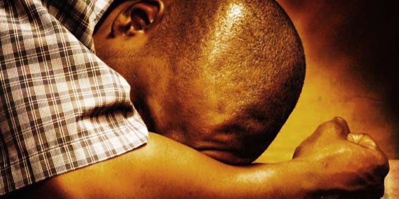 hombre-postrado-rendido-quebrantado-ante-dios